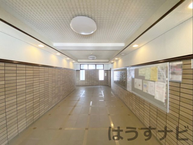 アムール長者原駅前のエントランス|ゆとりのあるエントランス！簡単に情報共有ができる掲示板があります！