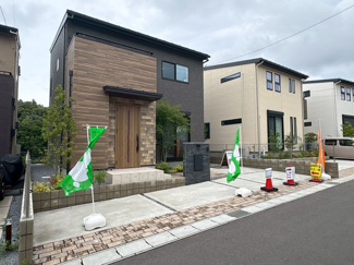 【外観】 | グランファミーロもねの里　新築戸建　6号棟　物井駅 | セキュリティ充実の全74区画分譲地。JR総武本線「物井」駅徒歩14分。
太陽光付きZEH住宅。制震装置付き。カースペース2台可能。