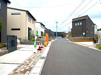 【前面道路含む現地写真】 | グランファミーロもねの里　新築戸建　6号棟　物井駅 | 前面道路は6ｍ公道で車の出し入れもスムーズです。