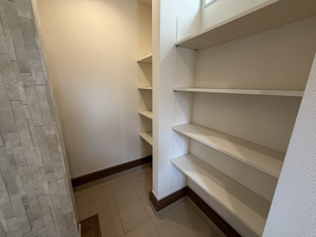第５富士見町時沢　新築戸建　４号棟の収納|【イメージ画像】玄関にはシューズインクローク完備！