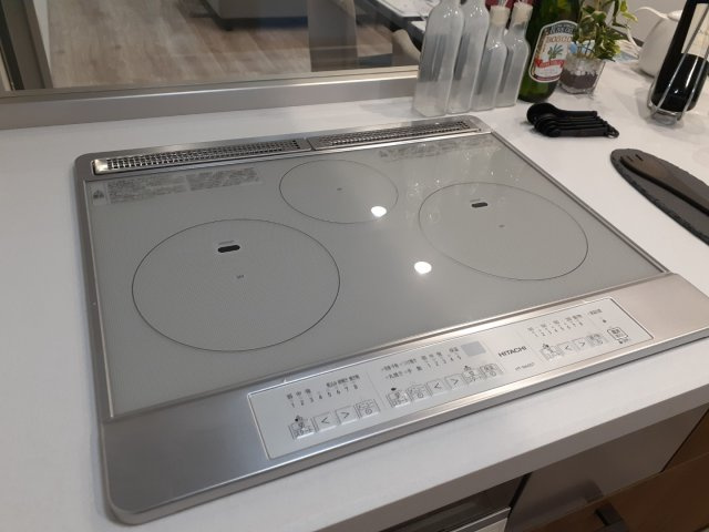 熊本市南区御幸木部３丁目の新築一戸建のキッチン|IHクッキングヒーター（3口）
