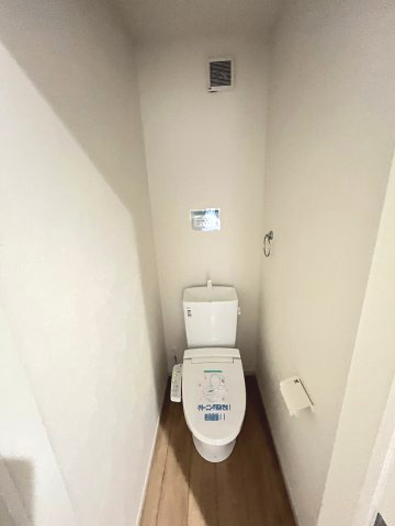 【内装】 | 福岡市東区雁の巣2丁目8期　1号棟（全1棟）【仲介手数料無料・0円】 | 施工例。1階のトイレです。施工例は完成時と異なる場合があります。