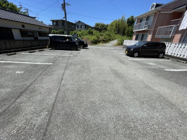 サニーハウスの駐車場