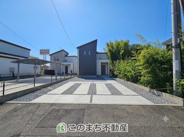 GRAFARE小山市神鳥谷2期の駐車場|2台並列駐車が可能です。
洗車も出来る余裕のあるスペースには、もちろん自転車の駐輪も可能！
夏にはビニールプールを広げて、お子様と楽しむのも良いですね♪