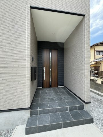 【玄関】 | 福岡市東区奈多3丁目1期　1号棟（全4棟）【仲介手数料無料・0円】 | 施工例。施工例は完成時と異なる場合があります。