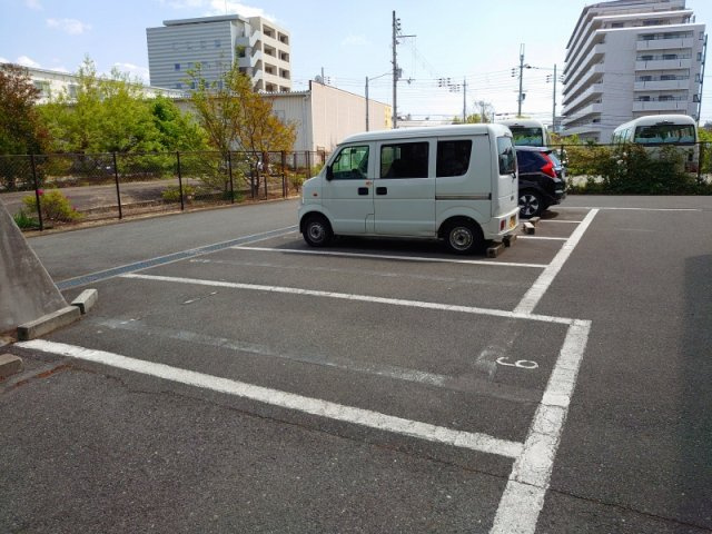 アビタシオン西緑丘の駐車場