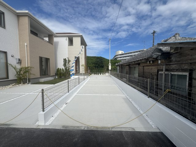 沖縄市知花（全5棟）A・B・D・E号棟の駐車場|E号棟　駐車3台可♪
