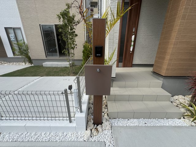 沖縄市知花（全5棟）A・B・D・E号棟の設備|E号棟　カメラ付きインターフォン＋便利なポスト付き♪