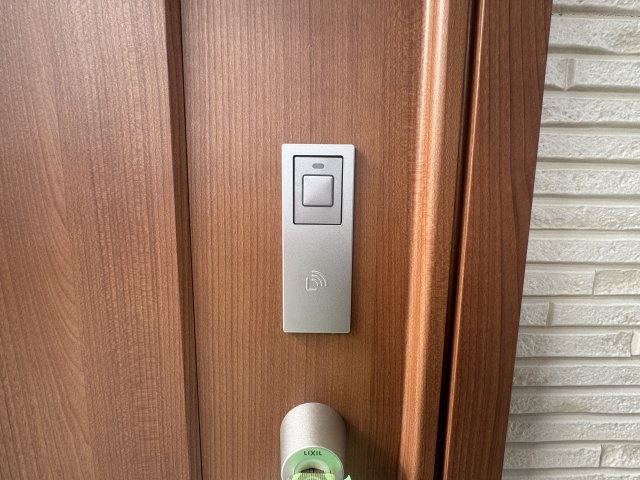 沖縄市知花（全5棟）の玄関|E号棟　スマートキー付き♪
