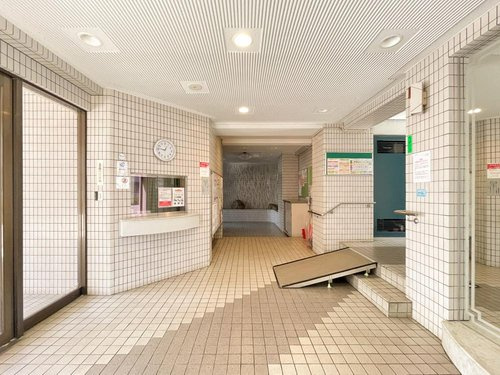 メゾンエクレーレ南千住のエントランス|メゾンエクレーレ南千住：段差を解消するスロープがあり、車椅子やベビーカー、重い荷物の移動もスムーズです！