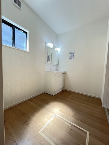 【洗面所】 | 福岡市東区奈多3丁目1期　2号棟（全4棟）【仲介手数料無料・0円】 | 施工例。施工例は完成時と異なる場合があります。