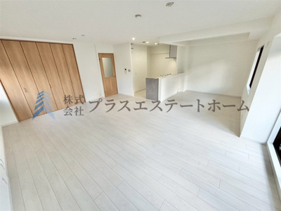 【居間・リビング】 | 須磨妙法寺アーバンコンフォート | 大きな収納付きのリビング♪収納たっぷりなのでスッキリと生活出来ます♪