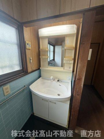 直方市大字上頓野の一戸建ての洗面所