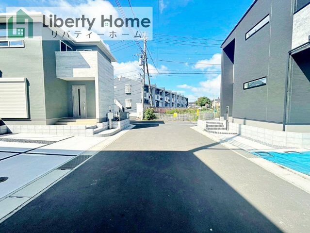 土浦市荒川沖西第2期　新築戸建　3号棟の前面道路含む現地写真