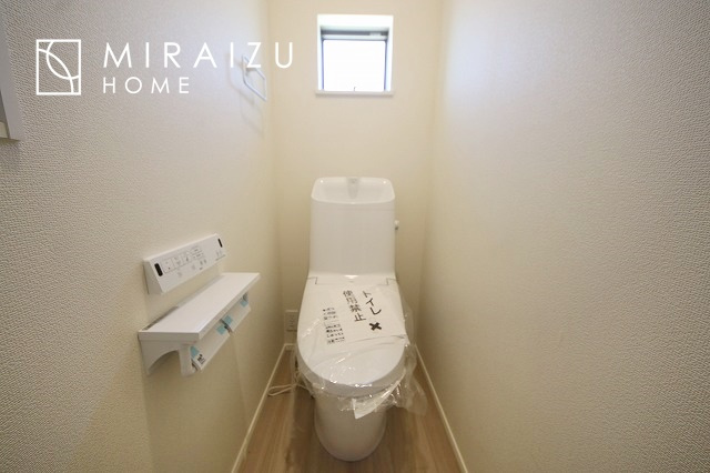 【トイレ】 | 空気の換気と窓からの光の明るさに配慮した清潔感のあるトイレ、ご自分の好きなアロマや芳香剤を置いて落ち着く空間を演出、一人になれる空間ですから、リラックスしたいですね。