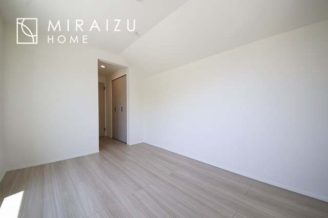 【洋室】 | 広さのある洋室は、ご夫婦様の寝室にぴったりですね。ご主人様の趣味のものや書斎などにも使用できるくらいの広さが嬉しいです。収納もばっちり完備してますのでお荷物が多いご家族様も安心してお暮しいただけます！
