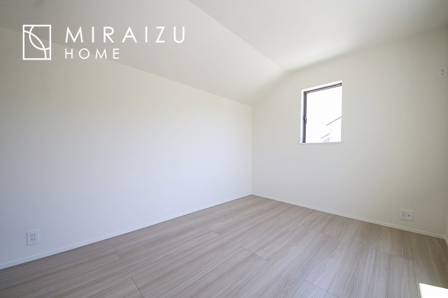 【洋室】 | お子様のお部屋にも主寝室にも使えますね。窓が二面についていますので採光もばっちり、空気の入れ替えもOK！自分のお部屋を持ちたいお子様の夢を叶えます！
