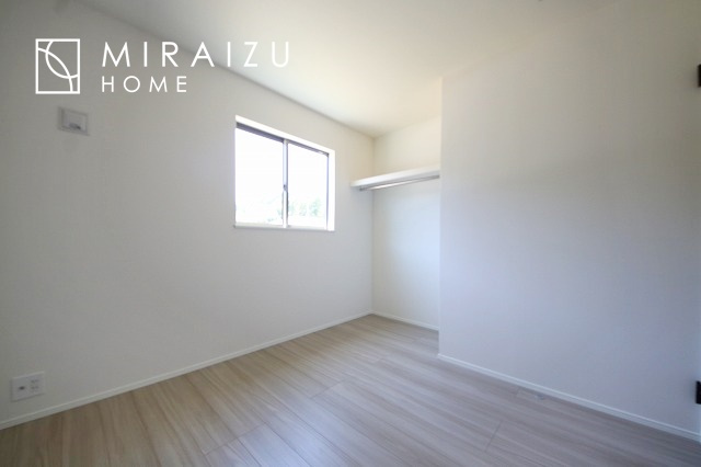 【洋室】 | 収納あり、自然な採光ありの洋室。家族みんなが気持ち良く目覚められる、過ごしやすい主寝室などにもお勧め。もちろん、ペットもご一緒に。
