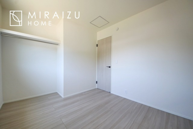 【洋室】 | 床のフローリングもオシャレな洋室が嬉しいです。独立性のある住宅ですので、各居室それぞれ、テイストの違うお部屋インテリア造りをしても面白いかもしれませんね！