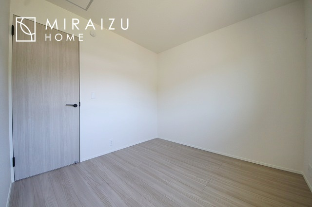 【洋室】 | 小鳥の鳴き声で目覚める朝、爽やかな風が入ります。太陽の陽射しでお洗濯物がカラッと乾き、気持ちの良い洋服とお布団で快適に過ごせます。