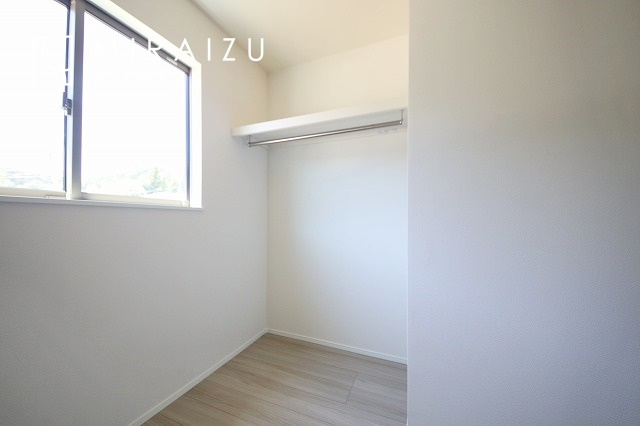 【収納】 | 収納あり、自然な採光ありの洋室。家族みんなが気持ち良く目覚められる、過ごしやすい主寝室などにもお勧め。もちろん、ペットもご一緒に。