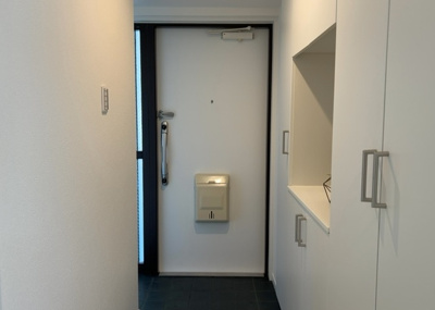 【玄関】 | 藤和相模原コープⅢ | 玄関は家の顔でもあり、家族以外の目にも止まる場所です。玄関は外との間を仕切る扉、靴などをしまっておく収納スペース、靴脱ぎのたたきスペース、来客とのやり取りをするドアホンなど複数のアイテムからなります。