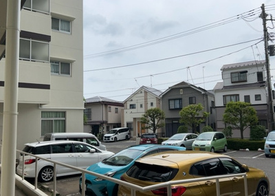 【駐車場】 | 藤和相模原コープⅢ | 車一台あたりに必要なスペースは、標準サイズの普通自動車で横幅2m50cm、長さ5mは必要になります。ただし、乗降のことも考慮して横幅3m30cm、長さ5m50cmほどは確保できるところを選びましょう。