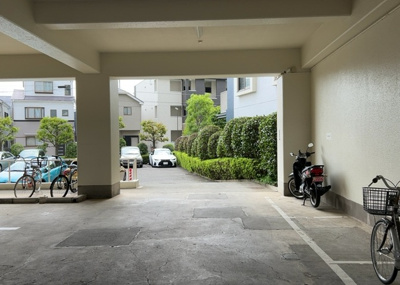 【駐車場】 | 藤和相模原コープⅢ | 駐車場と明記されていても、最小スペースでつくられた駐車場だと大型車は駐車できなかったり、出入りしにくくなったりする可能性があります。お車のサイズと購入したい物件の駐車場のサイズを現地で確認しましょう。