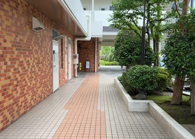 【中庭】 | 藤和相模原コープⅢ | 中庭（パティオ）とは、一つの建築物の内部に設けられた、壁などで囲われている庭のことを指します。コの字型、ロの字型が主流ですが、L字型の中庭もあります。最近では、インテリア性の高さからも人気があります。