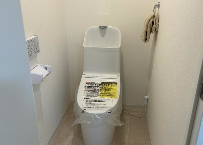 【トイレ】 | 藤和相模原コープⅢ | トイレは大きさや形、機能、抗菌性などが異なる多種多彩なタイプが各メーカーから出ています。それぞれに良さがあるため、事前にどういったタイプのトイレがいいのかをご家庭内で決めて、内見に行くといいでしょう。