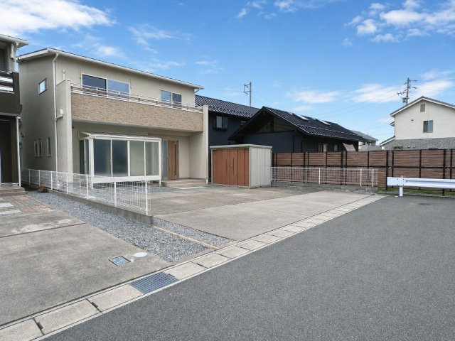 中古戸建　不破郡垂井町綾戸　平成30年築の駐車場