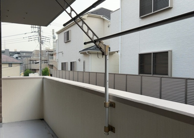 【バルコニー】 | 藤和ライブタウン座間 | バルコニーは、室外の専用スペースのうち、「屋根がなく開放された空間」であるものを指します。ベランダより広いタイプのものが多く、日当たりもよいため家庭菜園などを楽しみたい人にとって適した環境となります。