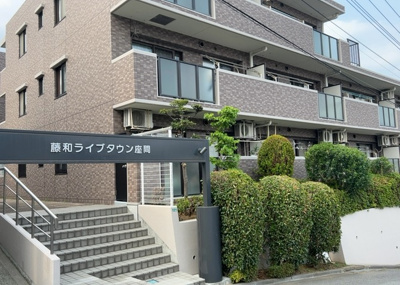 【現況写真】 | 藤和ライブタウン座間 | 外観はマンション管理がされているかの目安になります。築年数が古いと、壁面は劣化してひび割れが生じることも！建物が古びていても細かいところが修繕されていると、きちんと管理されているなぁと感じるでしょう。