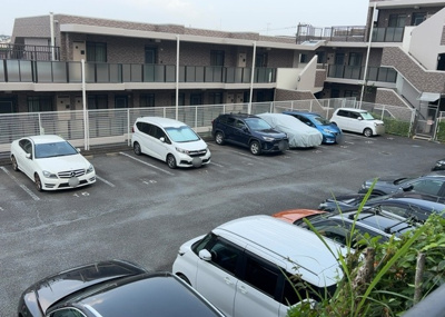 【駐車場】 | 藤和ライブタウン座間 | 車一台あたりに必要なスペースは、標準サイズの普通自動車で横幅2m50cm、長さ5mは必要になります。ただし、乗降のことも考慮して横幅3m30cm、長さ5m50cmほどは確保できるところを選びましょう。