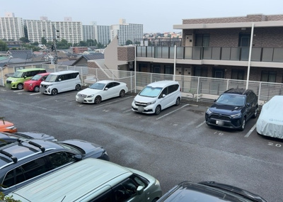 【駐車場】 | 藤和ライブタウン座間 | 駐車場と明記されていても、最小スペースでつくられた駐車場だと大型車は駐車できなかったり、出入りしにくくなったりする可能性があります。お車のサイズと購入したい物件の駐車場のサイズを現地で確認しましょう。