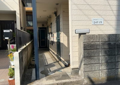 【受付】 | コーポ　リラ | 受付はマンションコンシェルジュがいる場合もあれば、管理人が滞在する小部屋を総称して呼ぶことがあります。主にエントランスに設置されていることから、防犯面でも期待ができます。防犯設備がない場合はより安心！