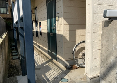 【設備】 | コーポ　リラ | エントランス付近に設置されている集合ポストは、住んでいる部屋と離れているため、ポストをあさるなど誰かに何かされていても被害に気づきにくいです。入居する時には他人に特定されにくい番号で鍵をかけましょう！