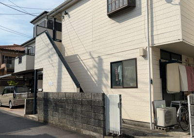 【外観】 | コーポ　リラ | 隣家の土地はどうなっているのか、生活利便施設が近くにあるのか、学校まで近いかなど、お客様のライフスタイルにあわせたイメージが重要です。また、近くにあると困る施設が近くにないかも確認するといいでしょう。