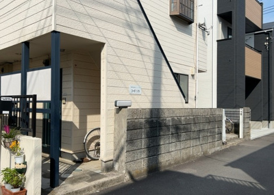 【外観】 | コーポ　リラ | ＲＣ造、Reinforced Concreteは直訳すると補強されたコンクリートです。主に柱や梁・床・壁が鉄筋とコンクリートで構成おり、鉄筋を組んだ型枠にコンクリートを流し込んで固めたものを指します。