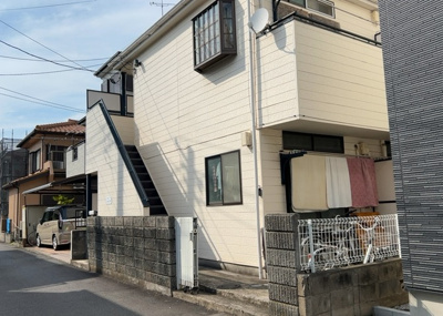 【外観】 | コーポ　リラ | 外観はマンション管理がされているかの目安になります。築年数が古いと、壁面は劣化してひび割れが生じることも！建物が古びていても細かいところが修繕されていると、きちんと管理されているなぁと感じるでしょう。