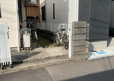 【駐車場】 | コーポ　リラ | 車一台あたりに必要なスペースは、標準サイズの普通自動車で横幅2m50cm、長さ5mは必要になります。ただし、乗降のことも考慮して横幅3m30cm、長さ5m50cmほどは確保できるところを選びましょう。