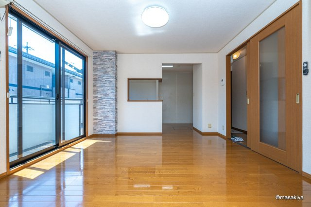 リビングタウン一番館の居間・リビング