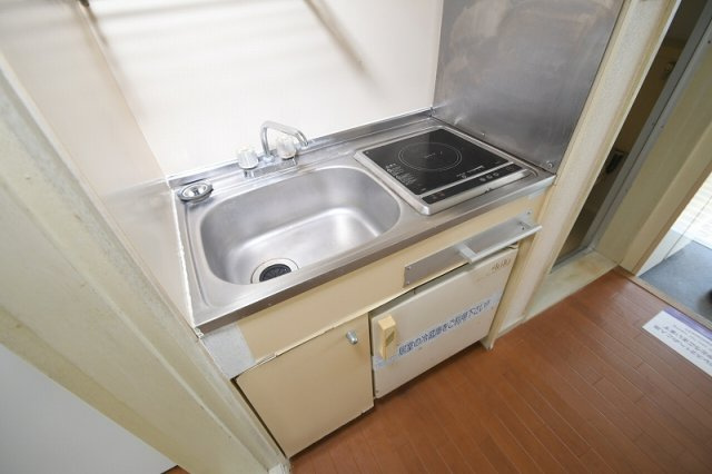 レオパレスこうべ山手のキッチン|電熱タイプの１口コンロ