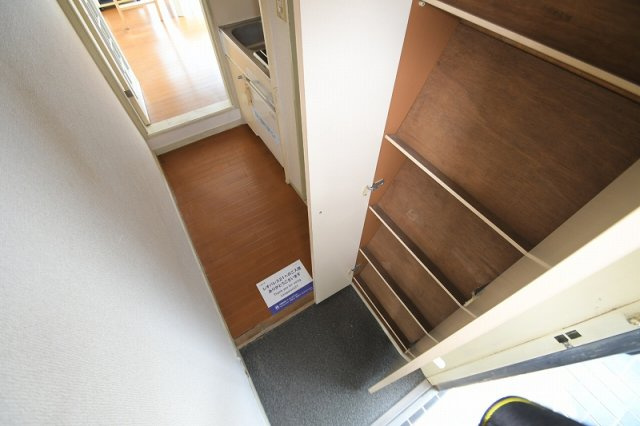 レオパレスこうべ山手の玄関