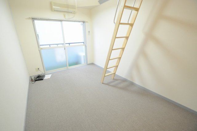 レオパレスこうべ山手の居間・リビング|カーペットタイプのお部屋、家具無タイプになります。