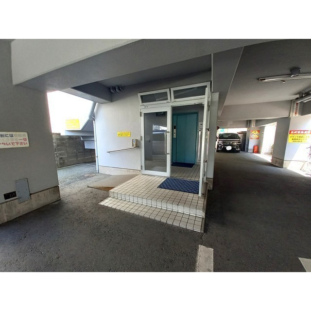 熊本市中央区下通２丁目の賃貸マンションのエントランス