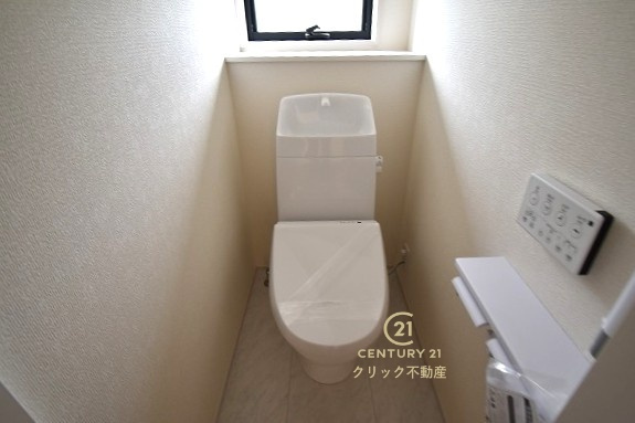 リーブルガーデン  日立市田尻町　6期　1のトイレ|１階と２階、２ヶ所に清潔なトイレ。お掃除しやすいシンプルなデザイン。
毎日使う空間と機能だから、いつまでも清潔なスペースであってほしいのがトイレです。