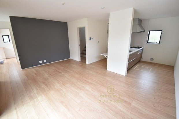 リーブルガーデン  日立市田尻町　6期　1の居間・リビング|洗練された明るいLDK。アクセントクロスが空間を引き締めます。家族で集まっても密にならず、それぞれの時間をゆるやかに過ごせるリビングです。