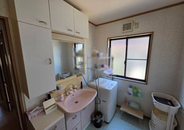 上越市向橋中古物件の独立洗面台|独立洗面台で身支度をすべて済ませてしまいましょう