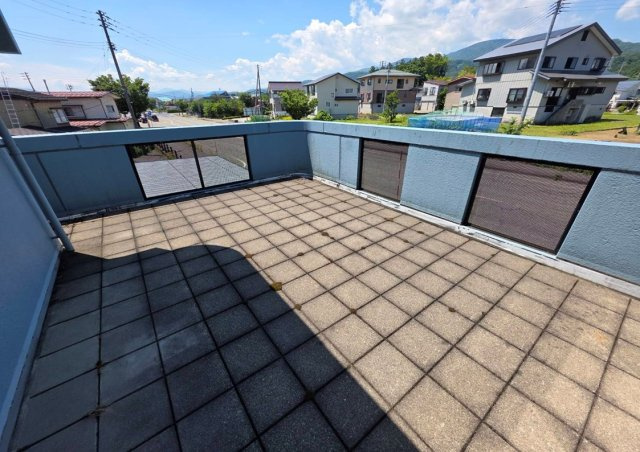 上越市向橋中古物件のバルコニー|陽当たり良好なバルコニーです